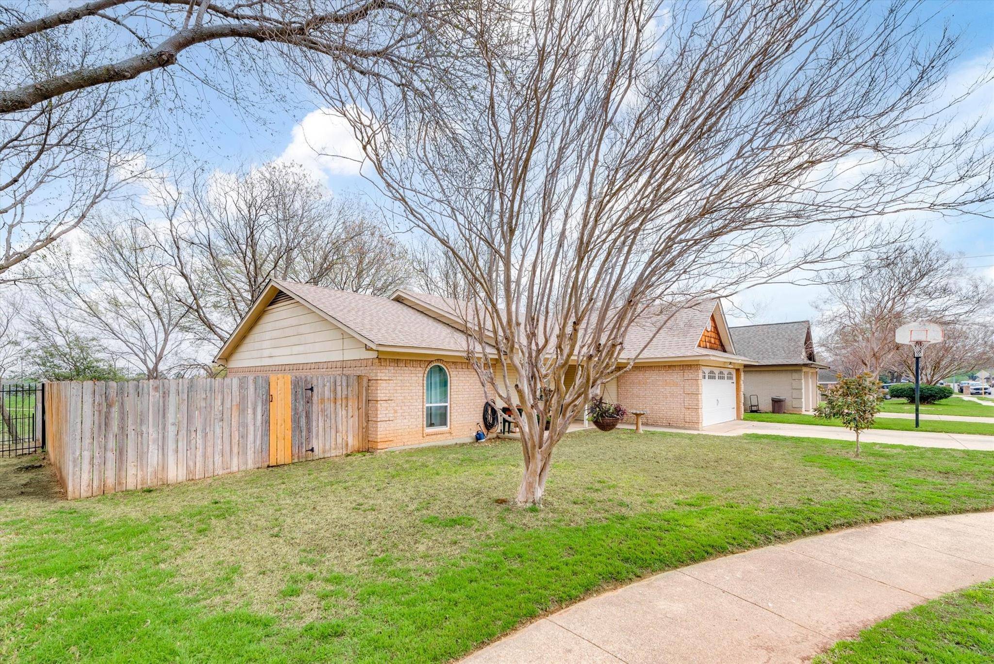 Bedford, TX 76021,3032 Oak Valley Drive