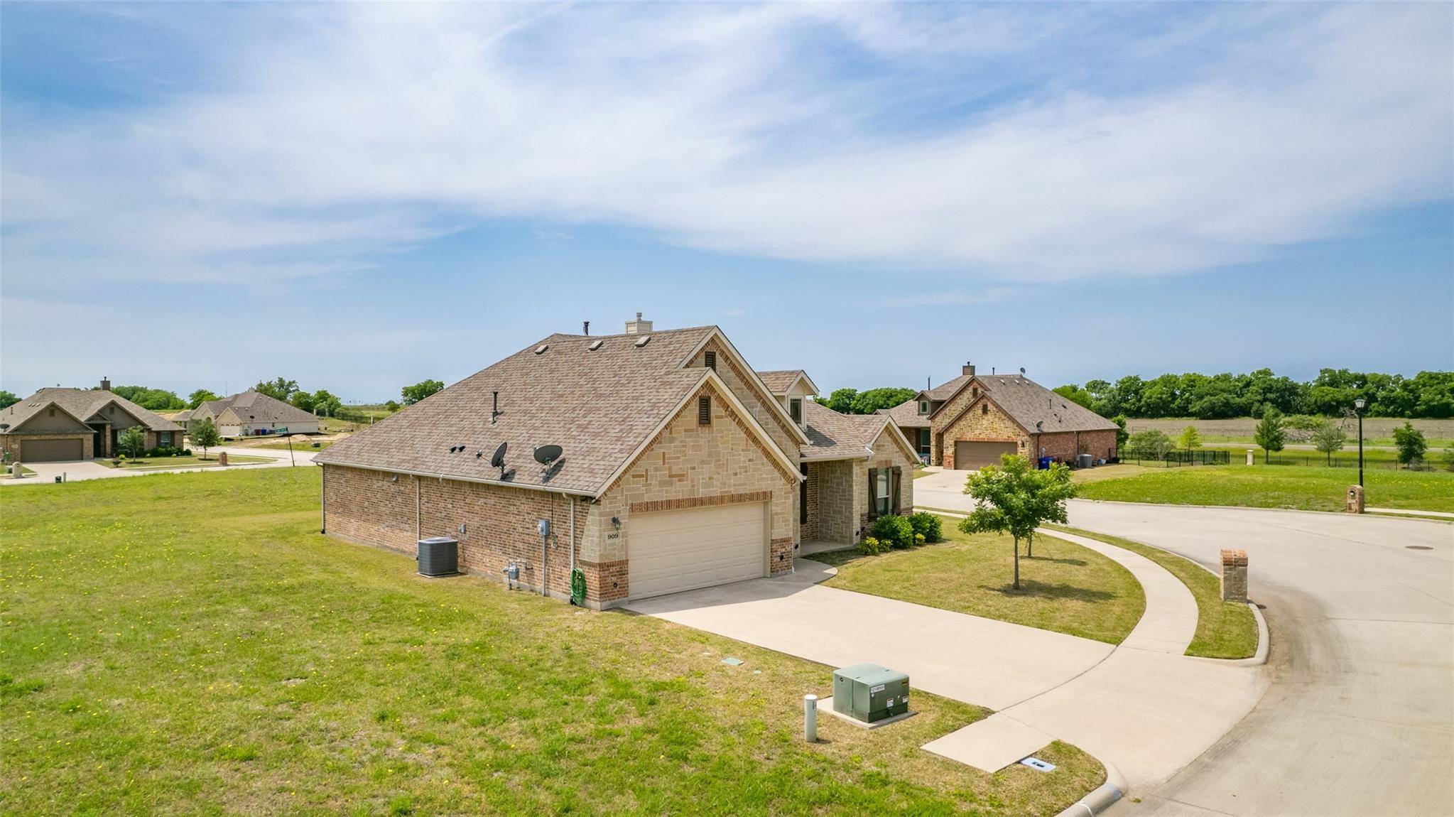 Royse City, TX 75189,909 Saint Matthew Circle