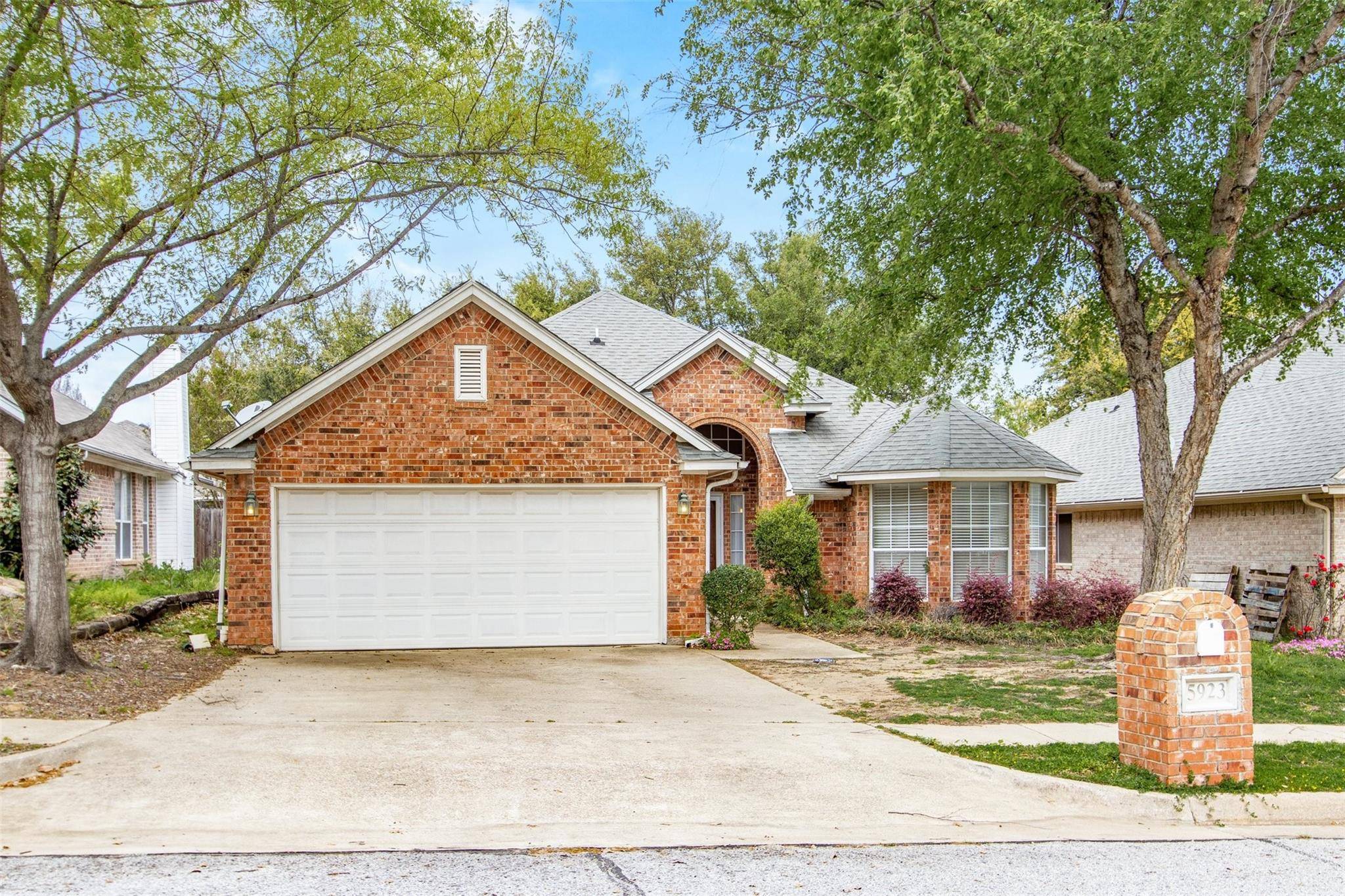 Arlington, TX 76017,5923 Flintshire Court