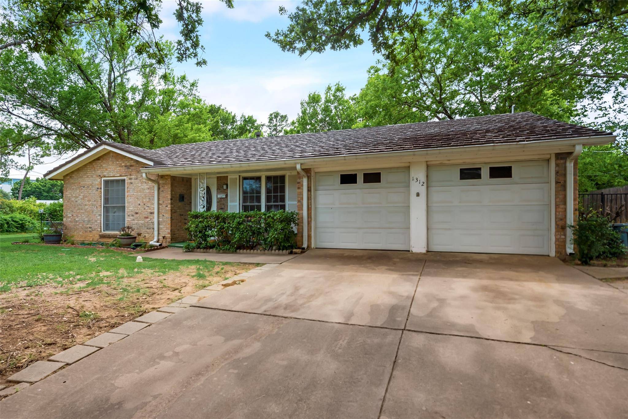 Arlington, TX 76011,1312 Willowbrook Street