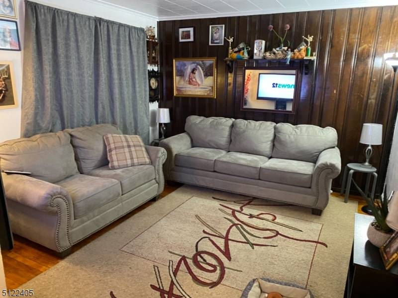 Elmwood Park Boro, NJ 07407,639 Mola Blvd