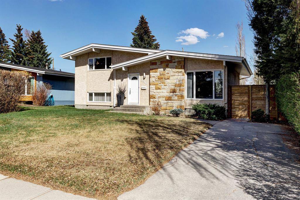 Calgary, AB T3E 6B3,2616 Laurel CRES SW