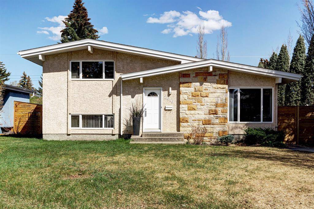 Calgary, AB T3E 6B3,2616 Laurel CRES SW