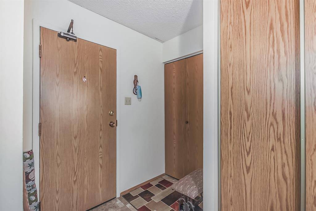 Calgary, AB T3A 3H1,5204 Dalton DR NW #303