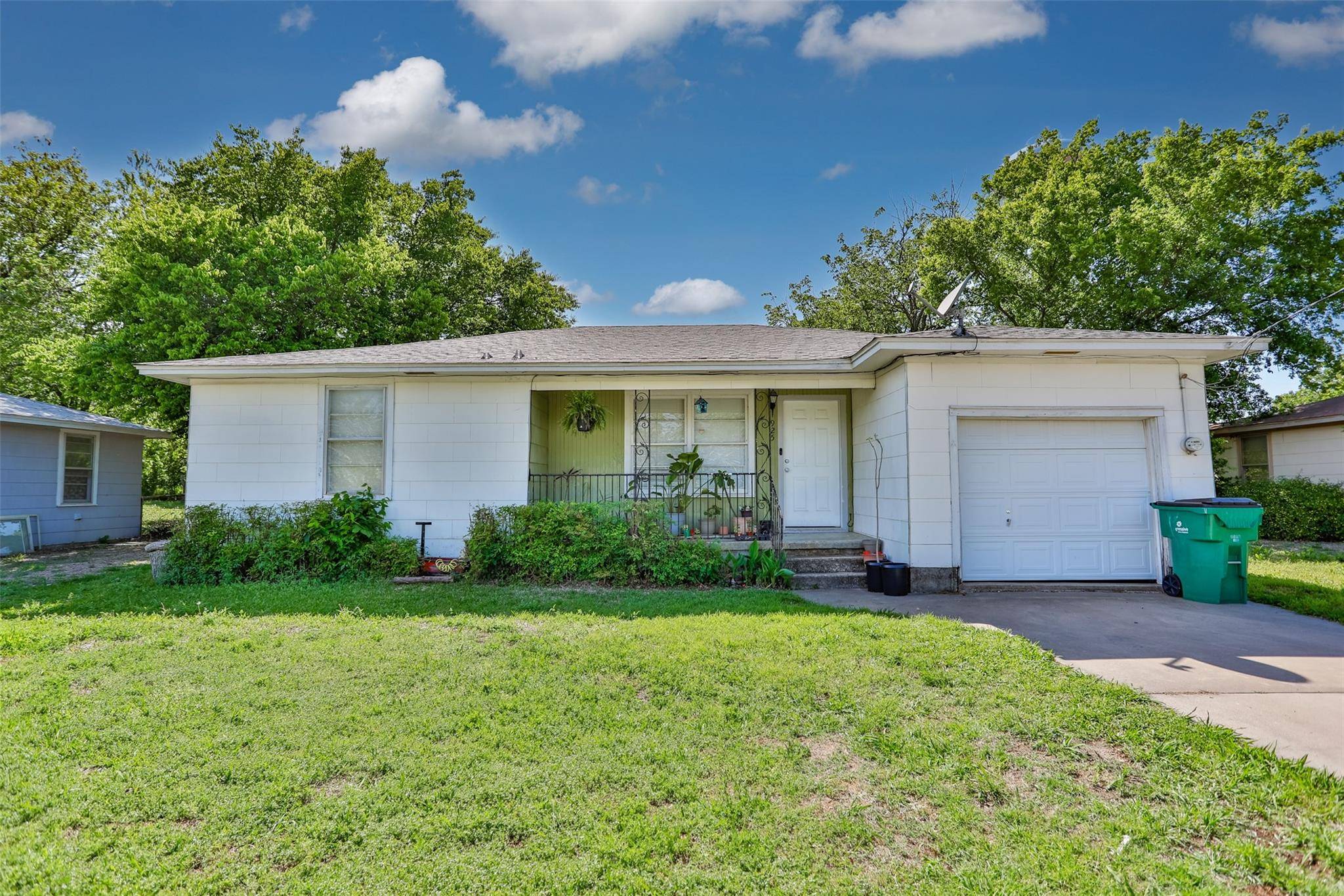 Muenster, TX 76252,925 N Oak