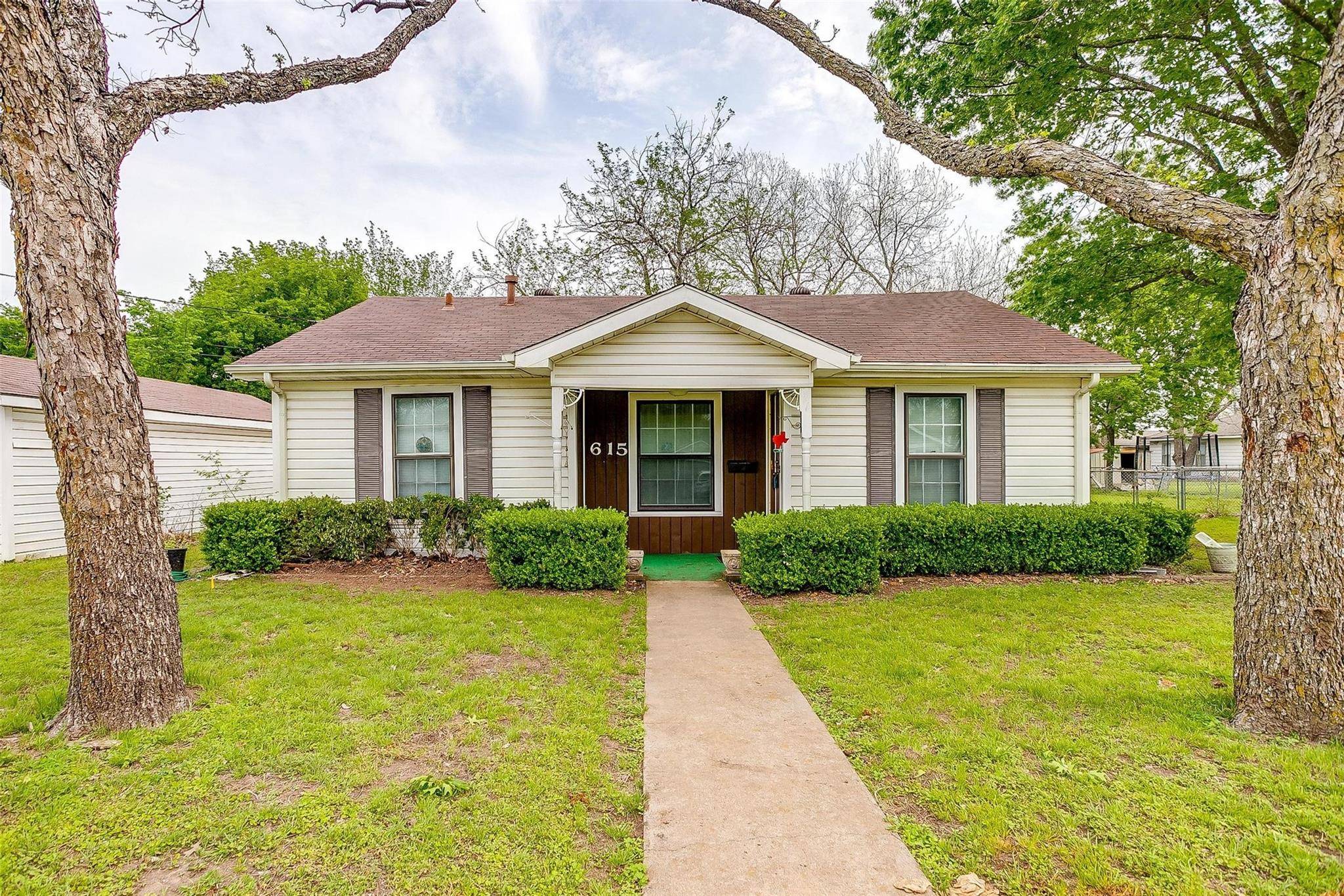 Cleburne, TX 76033,615 W Heard Street