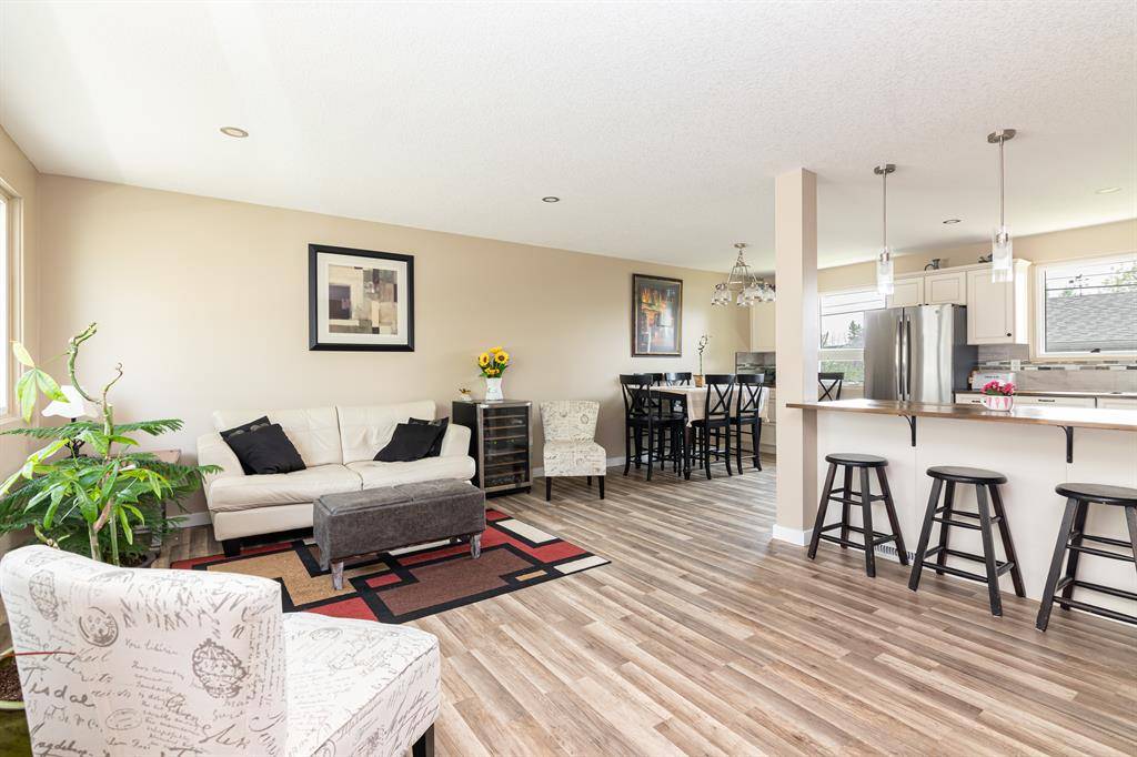 Red Deer, AB T4N 4Z7,15 FOREST Close