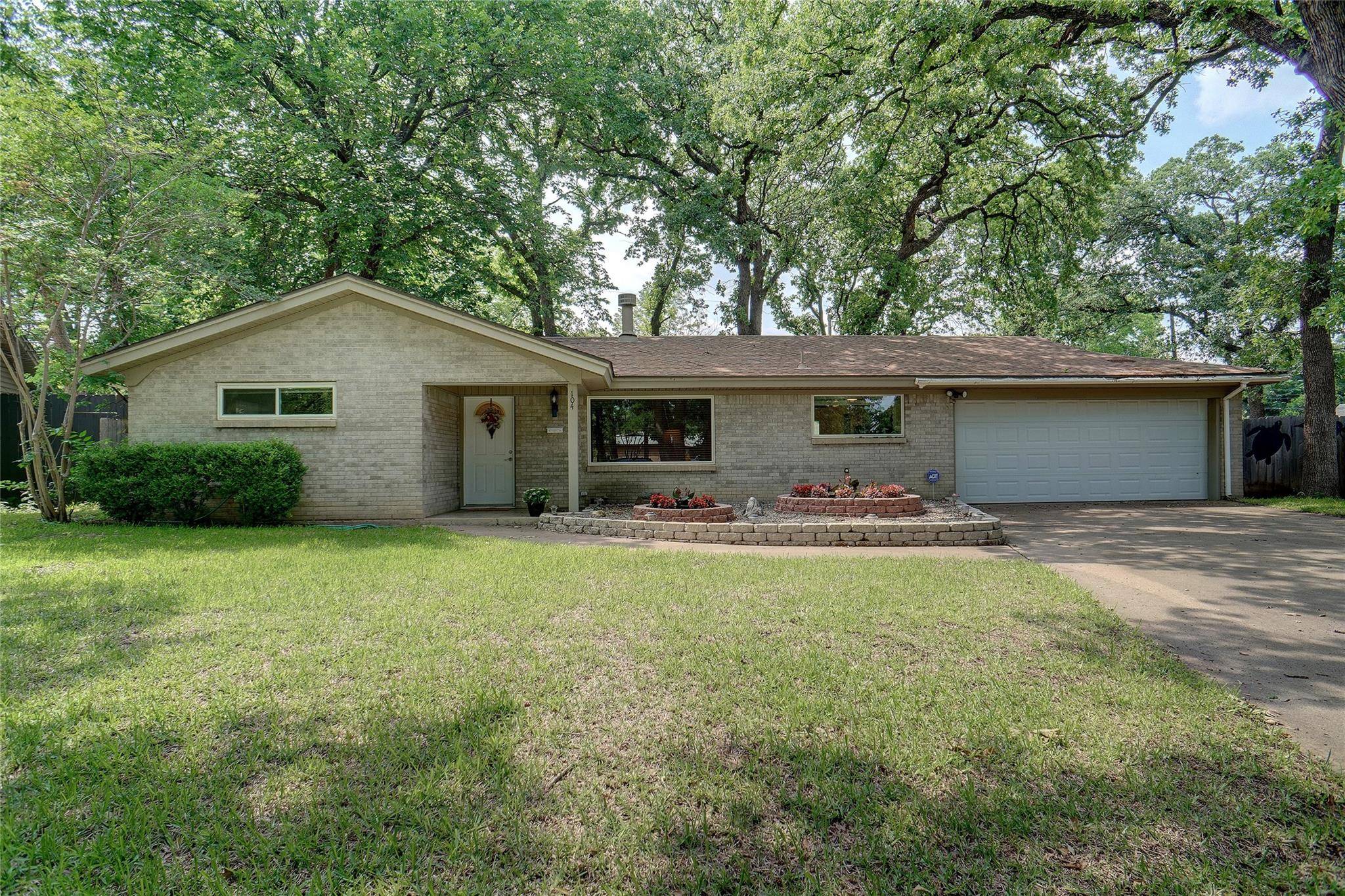 Hurst, TX 76053,104 Post Oak Circle