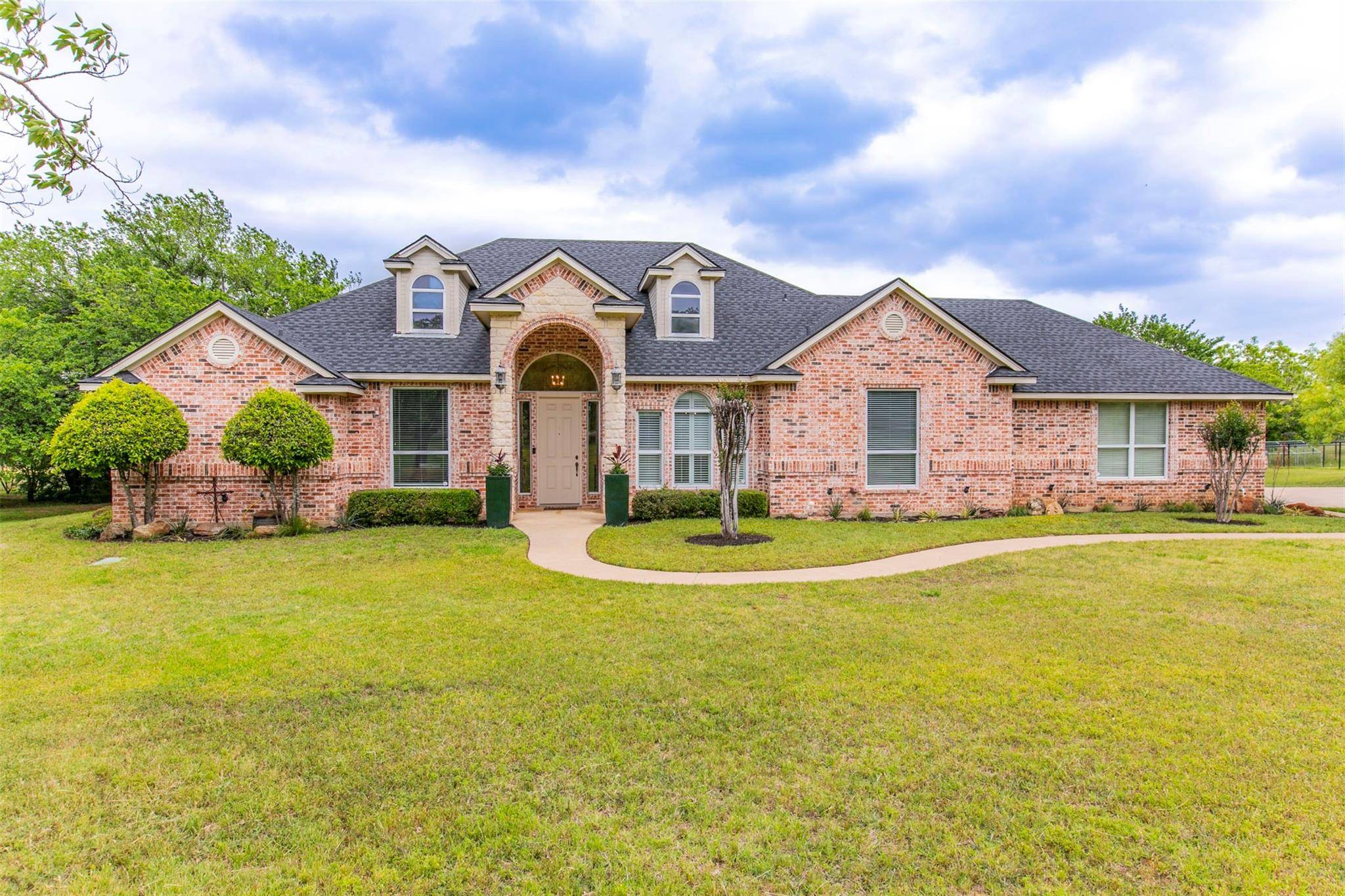 Burleson, TX 76028,401 Diamond Lane N