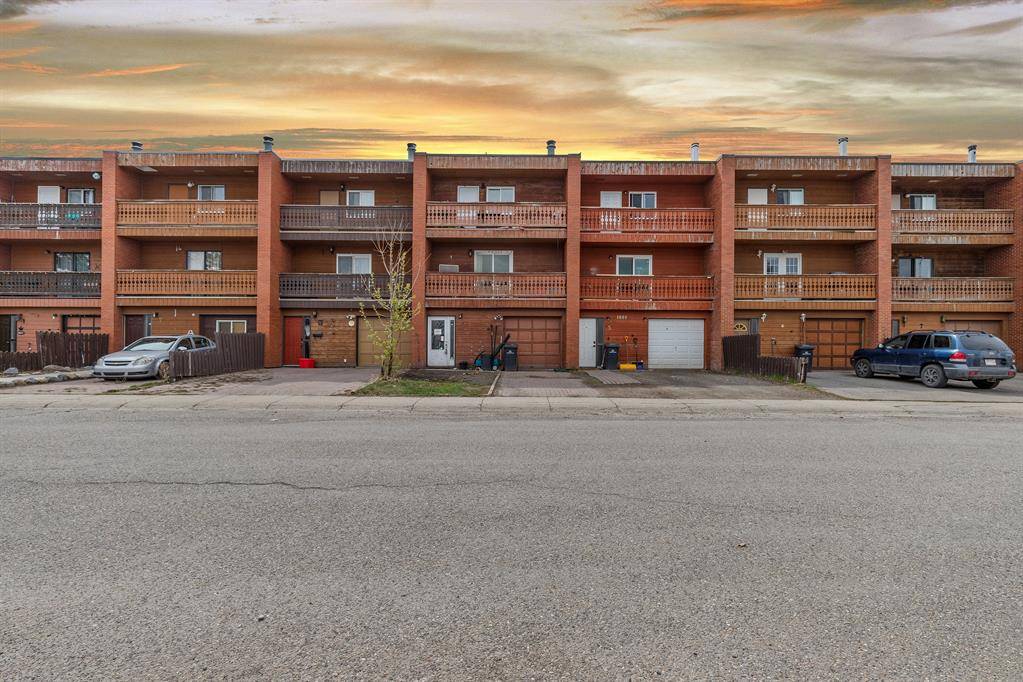 High River, AB T1V 1K6,1001 10 AVE SE #4