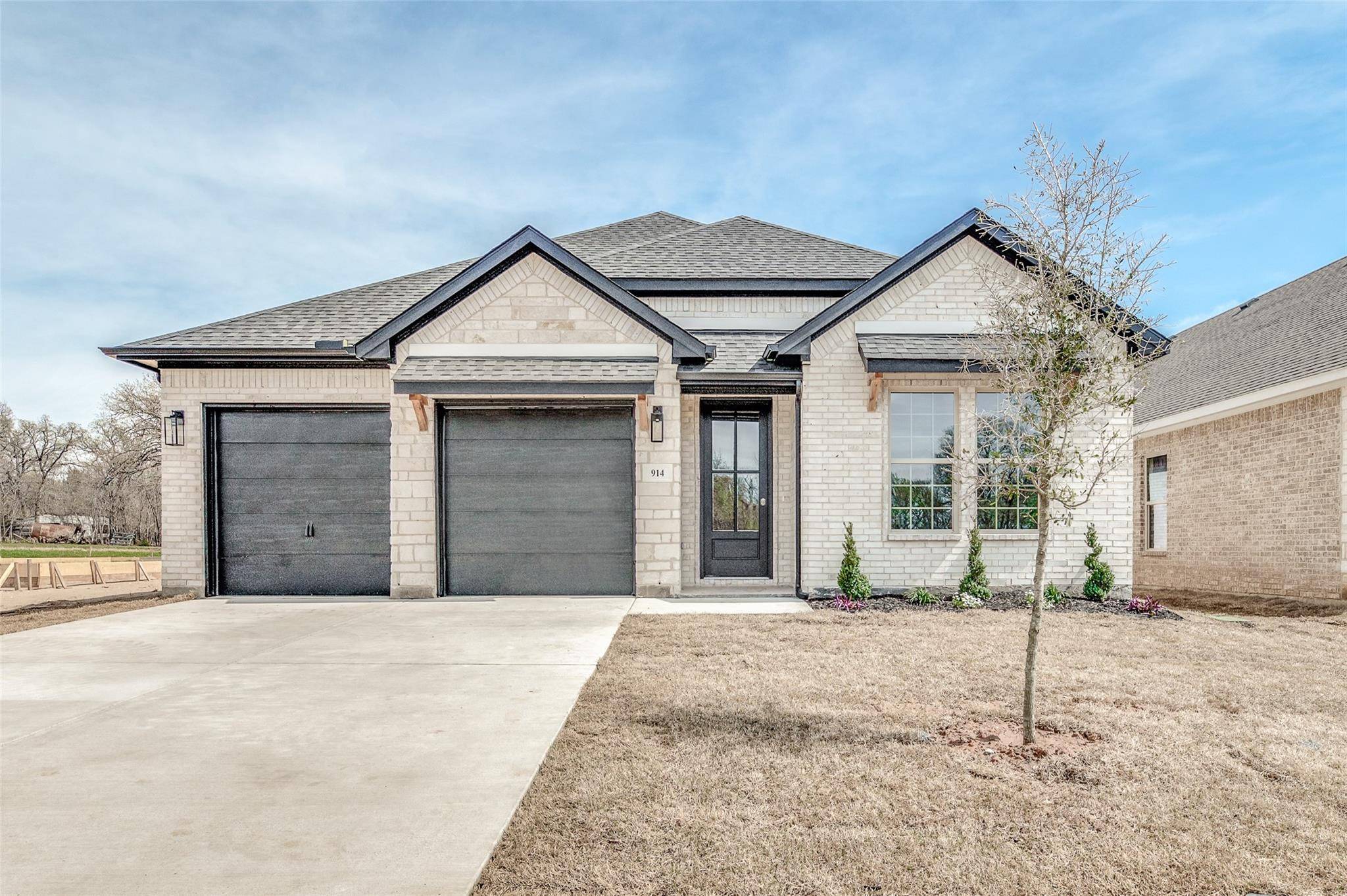 River Oaks, TX 76114,914 Boston Lane