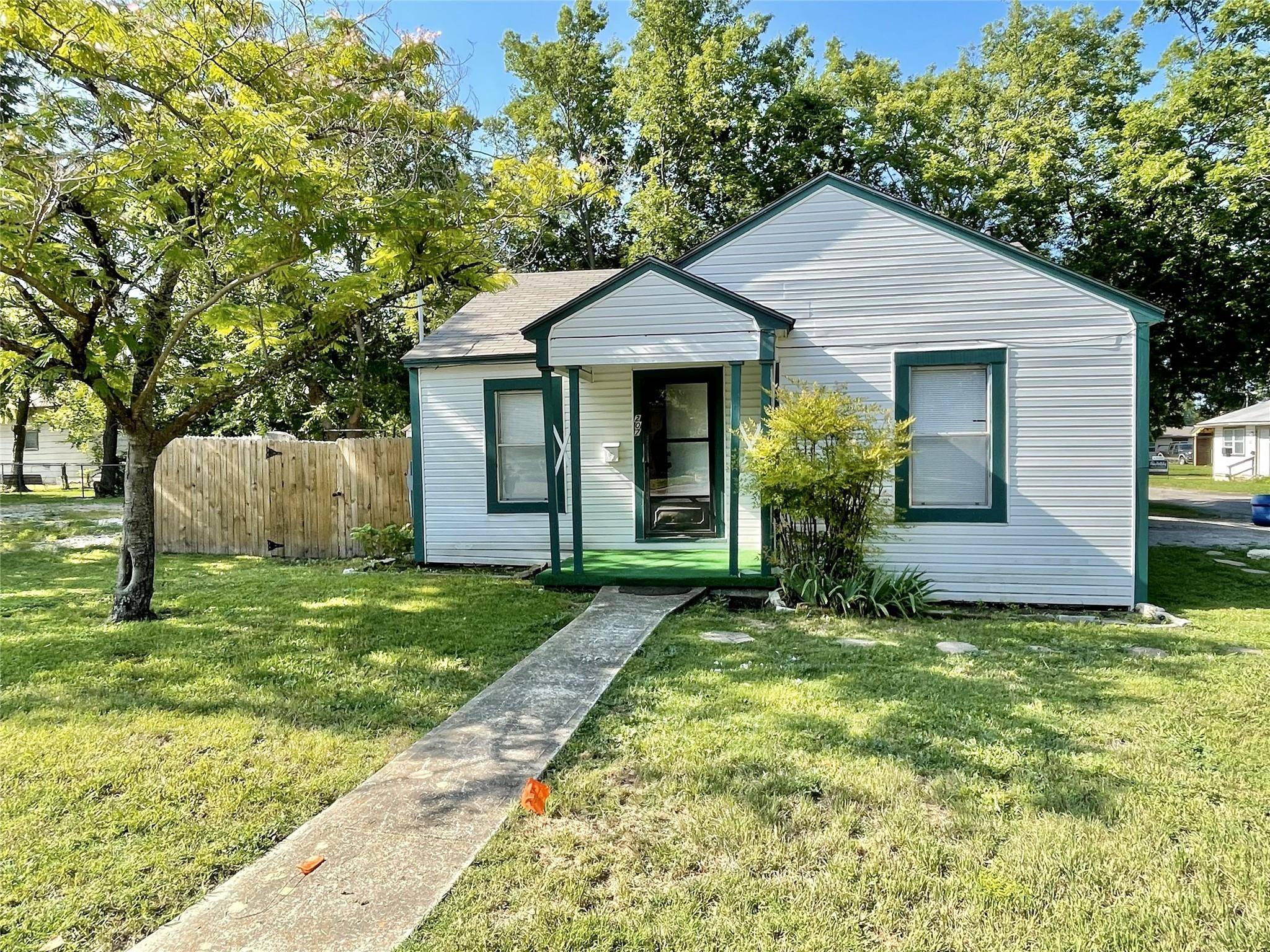 Farmersville, TX 75442,207 Maple Street