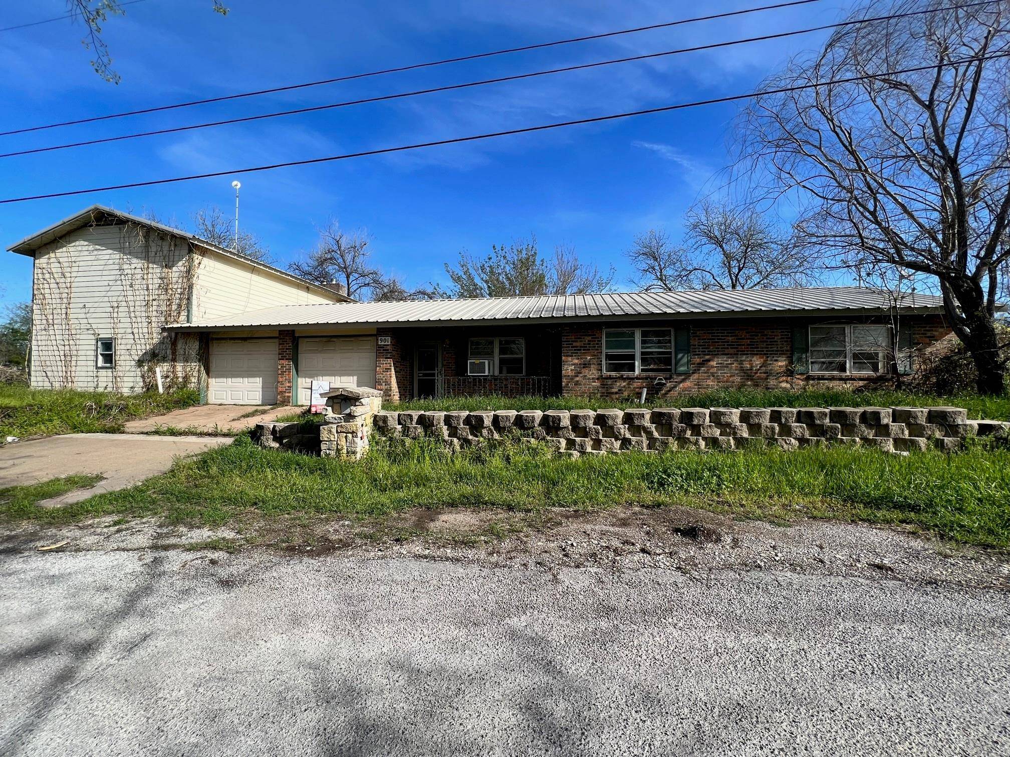 Comanche, TX 76442,901 W College Avenue