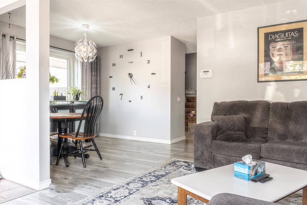 Calgary, AB T2A 6L3,320 Abinger CRES NE