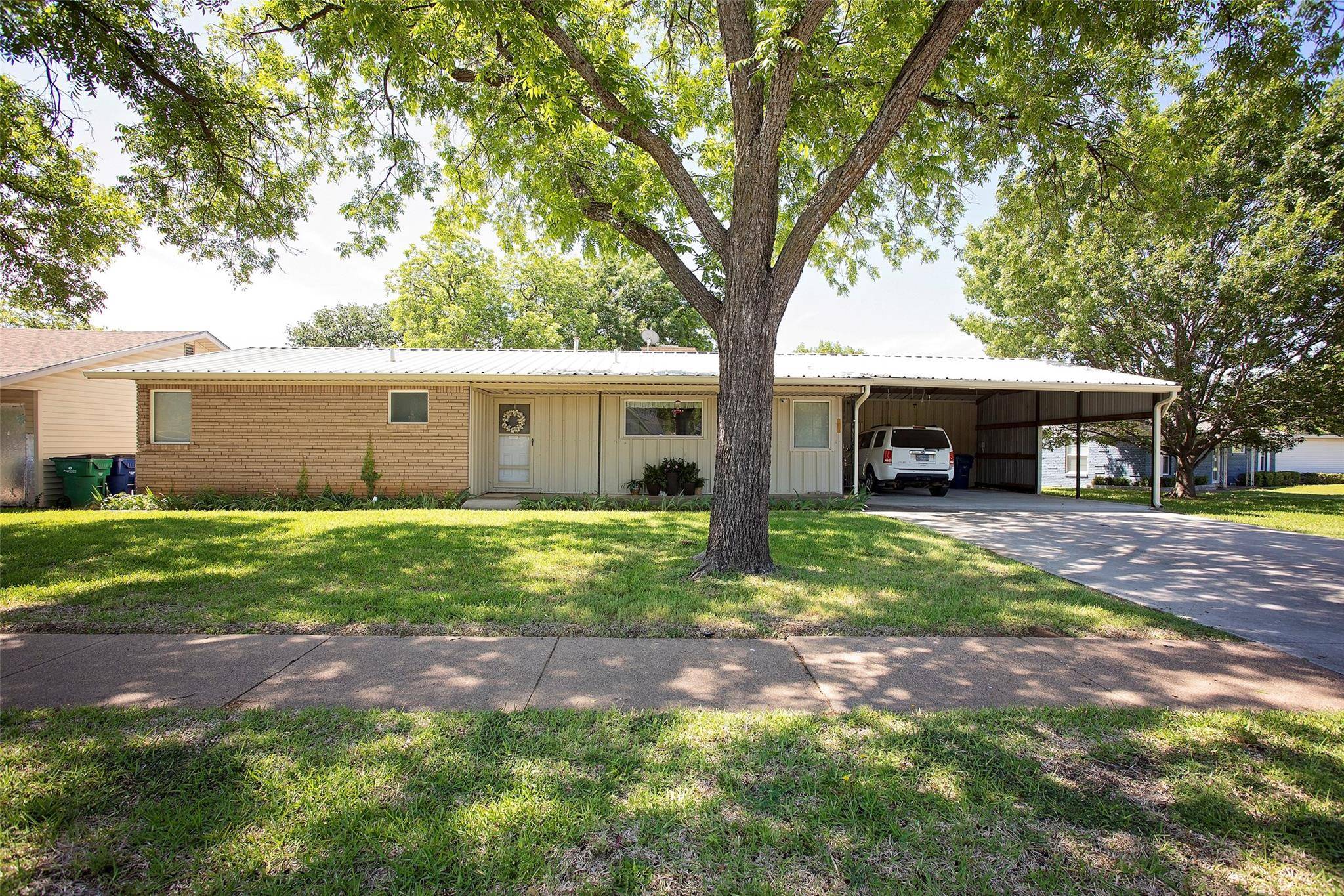 Graham, TX 76450,1304 Corto Street