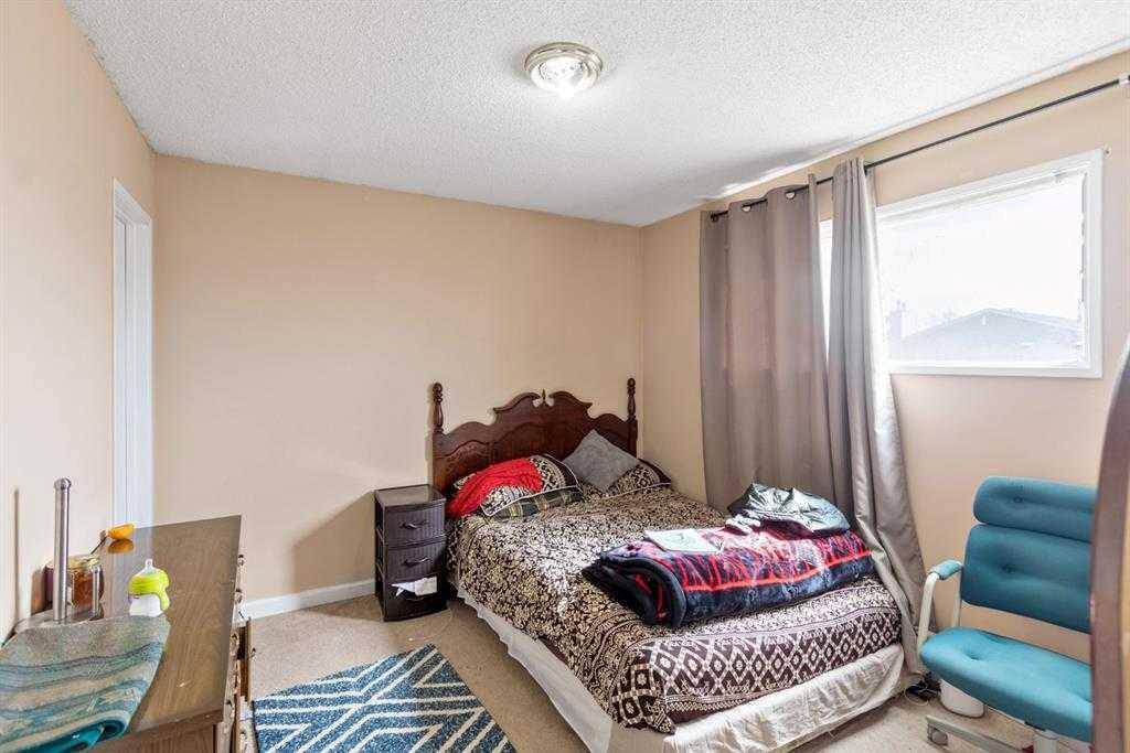 Calgary, AB T1Y6G6,4011 44 AVE NE