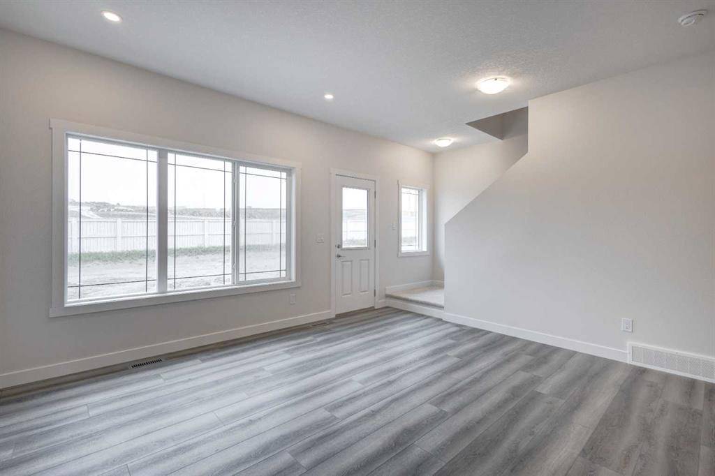 Airdrie, AB T4B 5K1,1501 Bayview PT SW