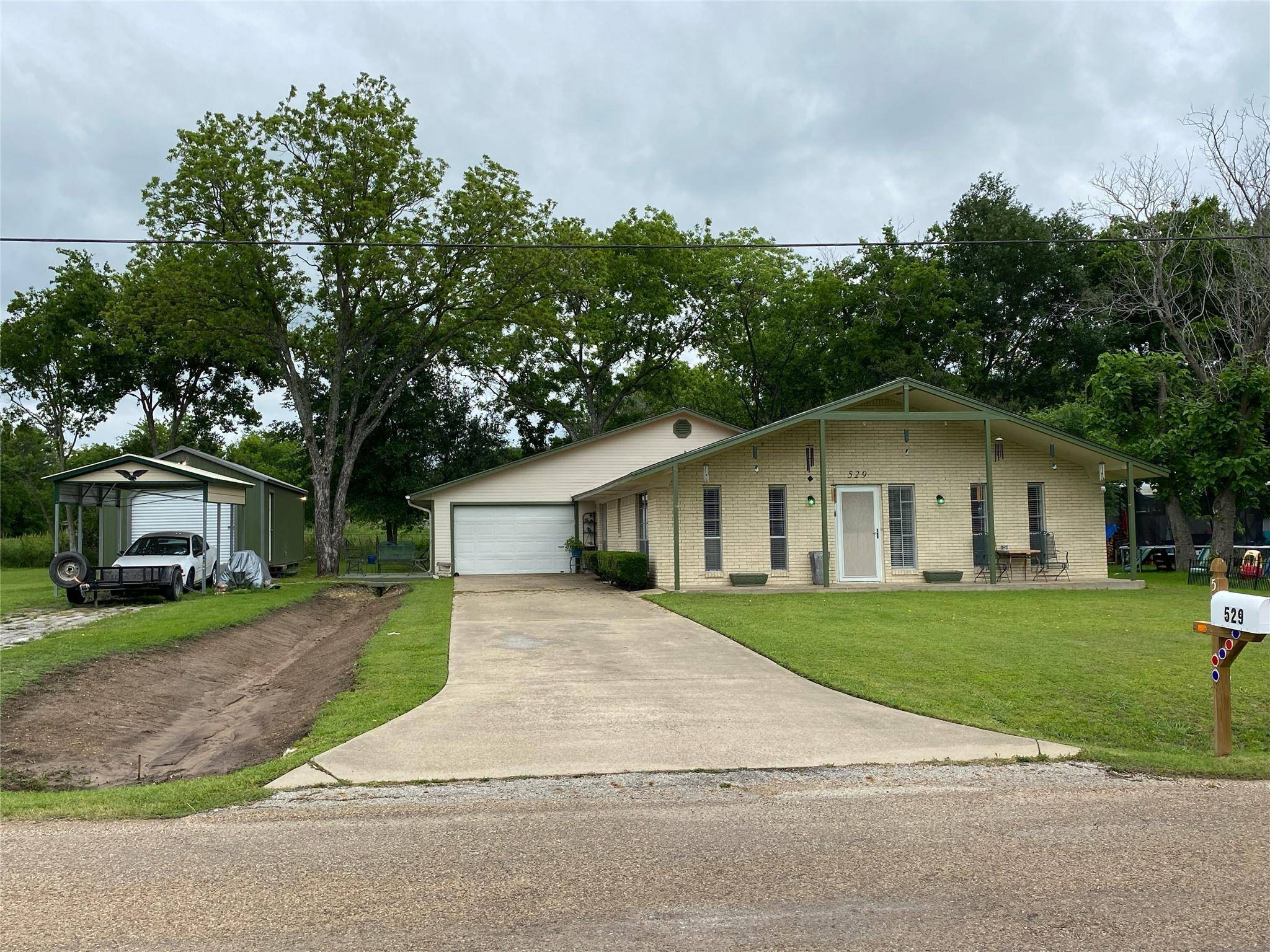 Mabank, TX 75147,529 E Kempner Street