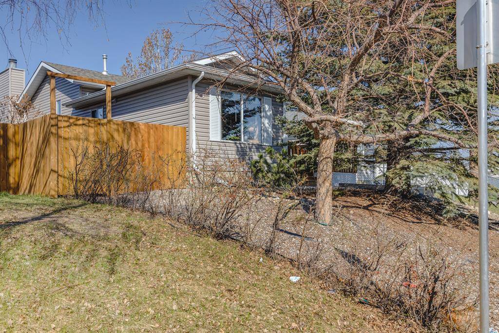 Calgary, AB T3J 2S2,27 Martinview CRES NE