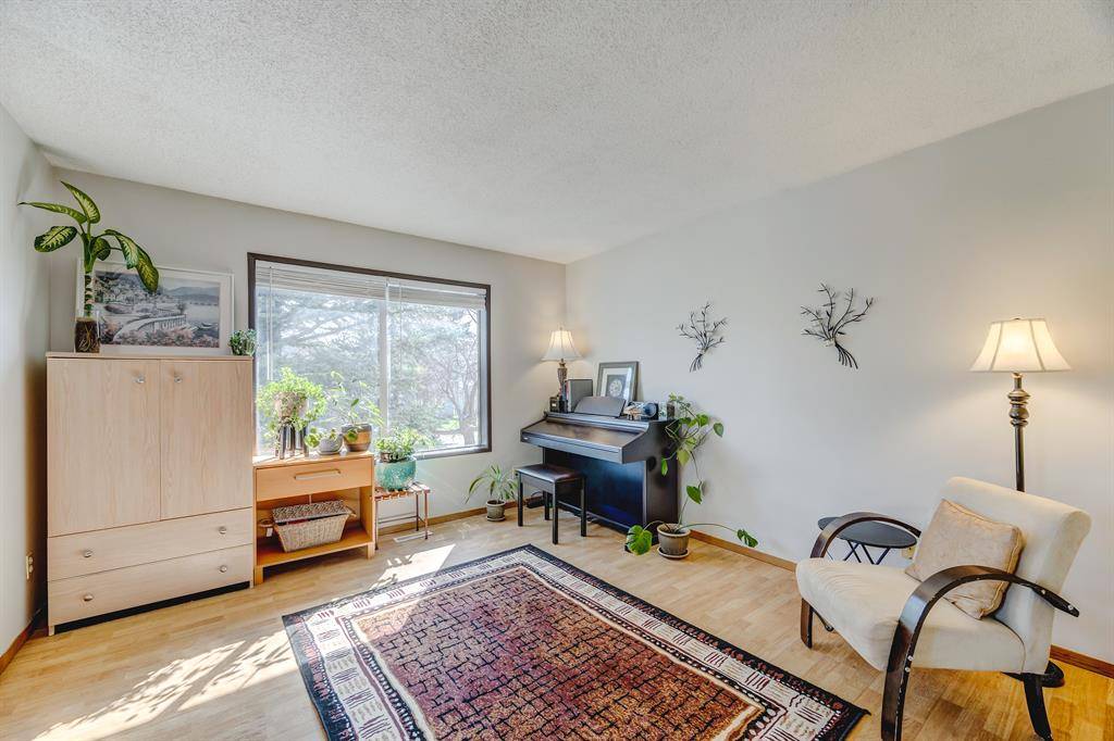 Calgary, AB T3J 2S2,27 Martinview CRES NE