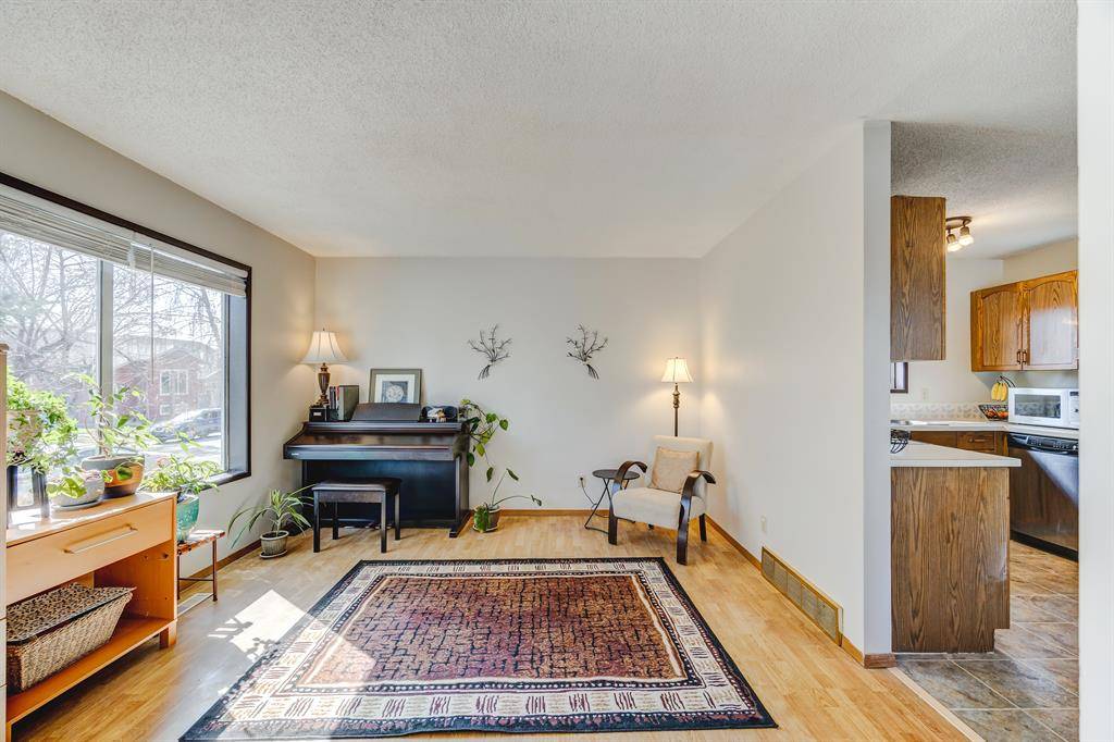 Calgary, AB T3J 2S2,27 Martinview CRES NE