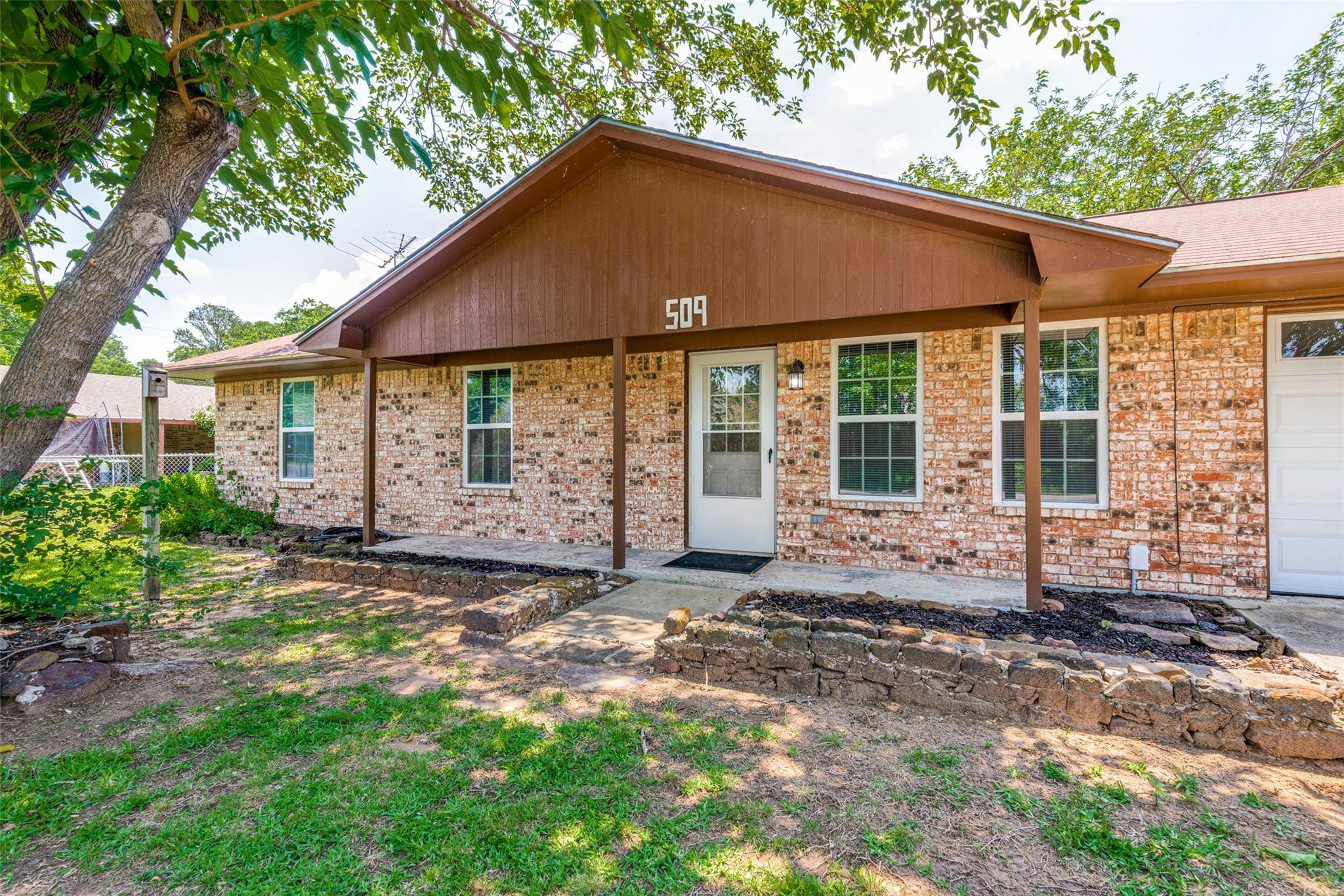 Pilot Point, TX 76258,509 W Aubrey Street