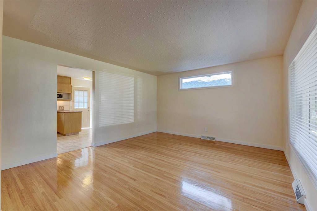 Calgary, AB T2L 1H2,3908 Brooklyn CRES NW