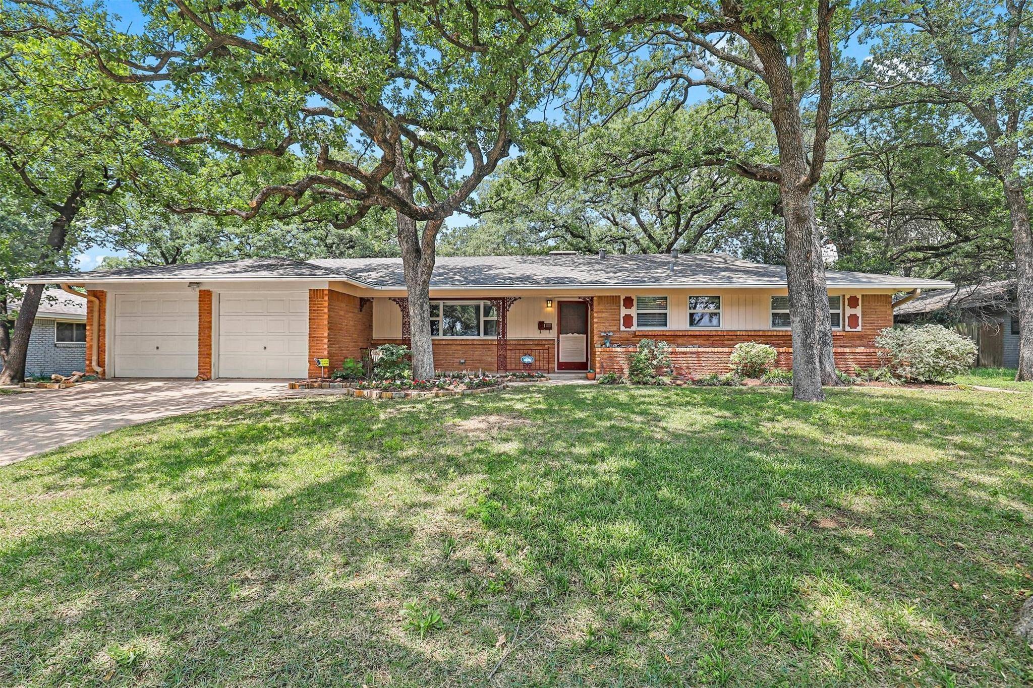 Hurst, TX 76054,524 Brookview Drive