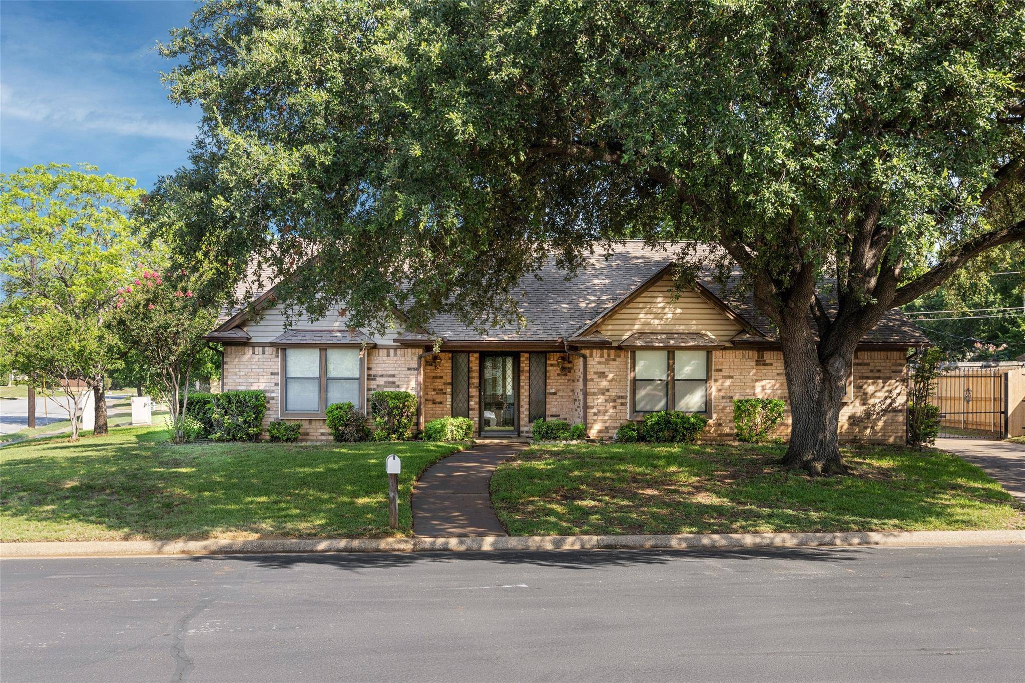 Hurst, TX 76054,200 Stratford Court