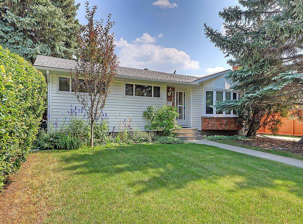 Calgary, AB T3E 6B4,2747 Laurel CRES SW