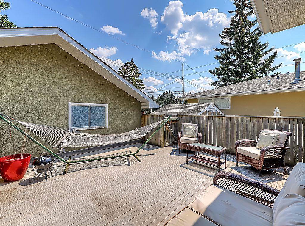 Calgary, AB T3E 6B4,2747 Laurel CRES SW