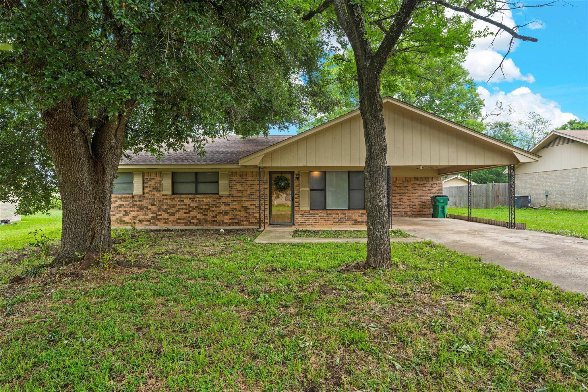 Fairfield, TX 75840,111 Live Oak