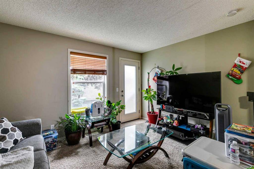 Calgary, AB T3J 0G4,340 Saddlebrook PT NE