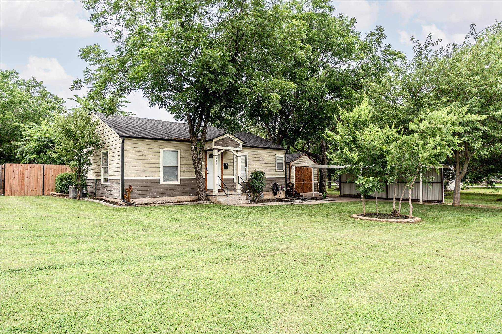 Nocona, TX 76255,606 E Mesquite Street