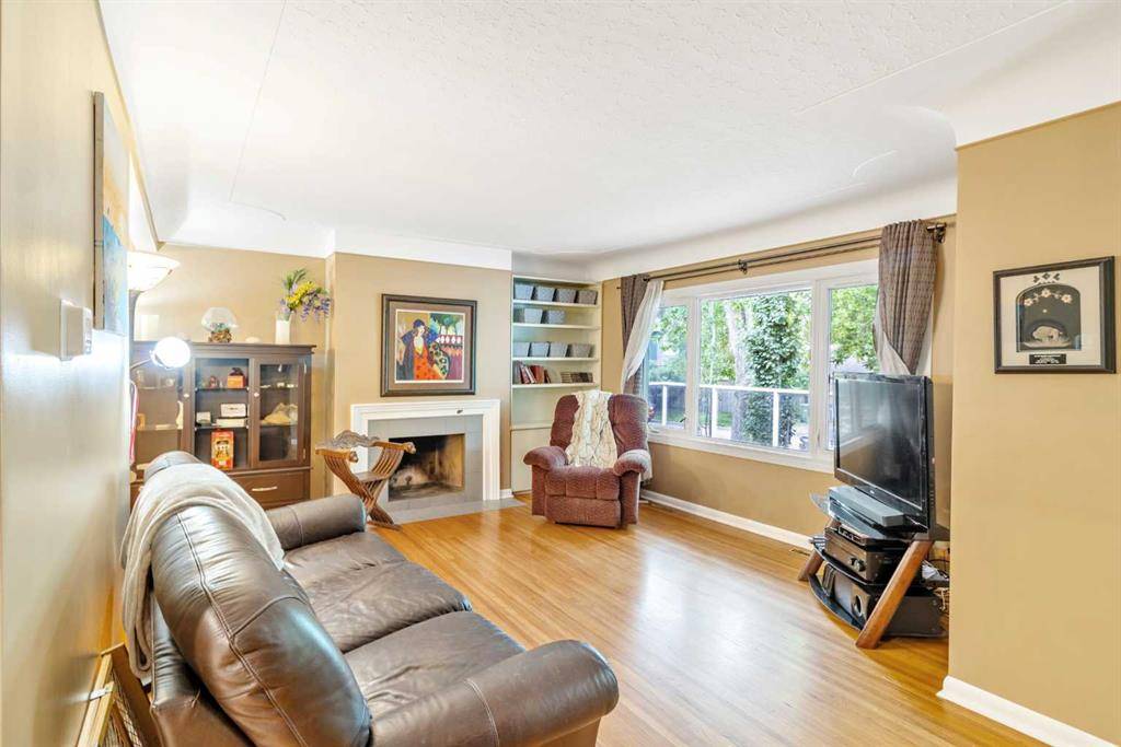 Calgary, AB T2M 2B6,1720 25 AVE NW