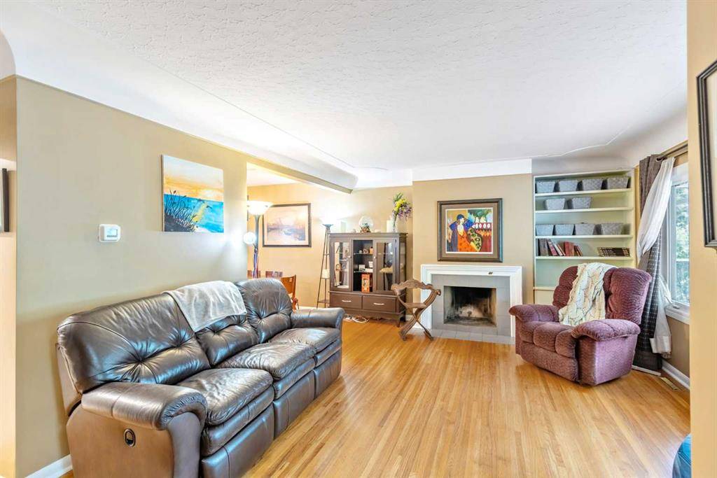 Calgary, AB T2M 2B6,1720 25 AVE NW