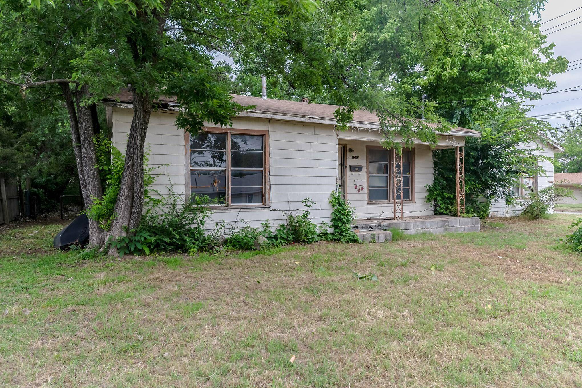 Bowie, TX 76230,1214 N Lamb Street