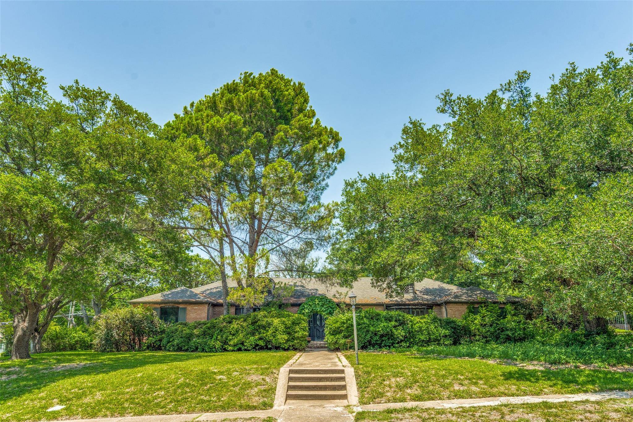 Dallas, TX 75214,7111 Twin Tree Lane