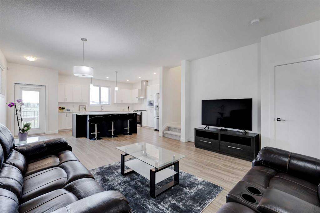 Airdrie, AB T4B 5H7,628 South Point Heath SW