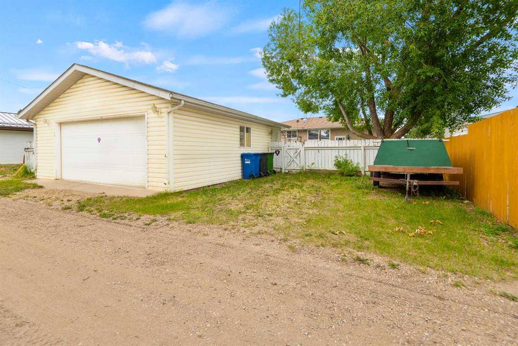 Red Deer, AB T4N 4Y8,18 Fairway AVE