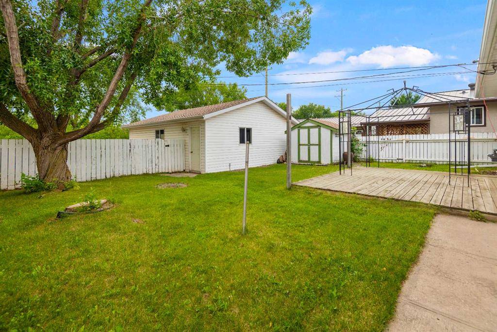 Red Deer, AB T4N 4Y8,18 Fairway AVE