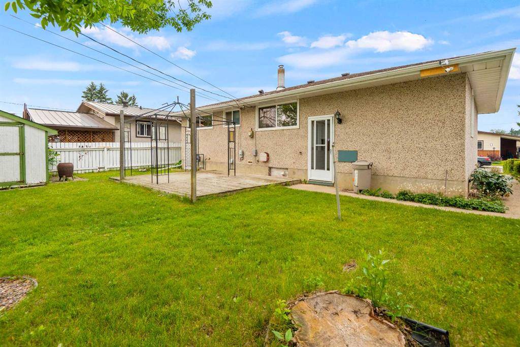 Red Deer, AB T4N 4Y8,18 Fairway AVE