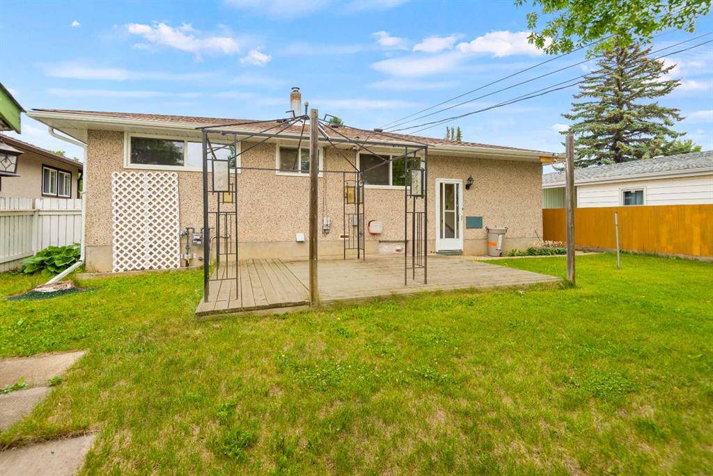 Red Deer, AB T4N 4Y8,18 Fairway AVE