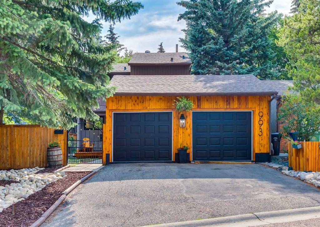 Calgary, AB T3G 1H8,993 Ranchview CRES NW