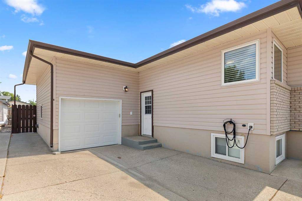 Redcliff, AB T0J2P2,431 3 ST SE