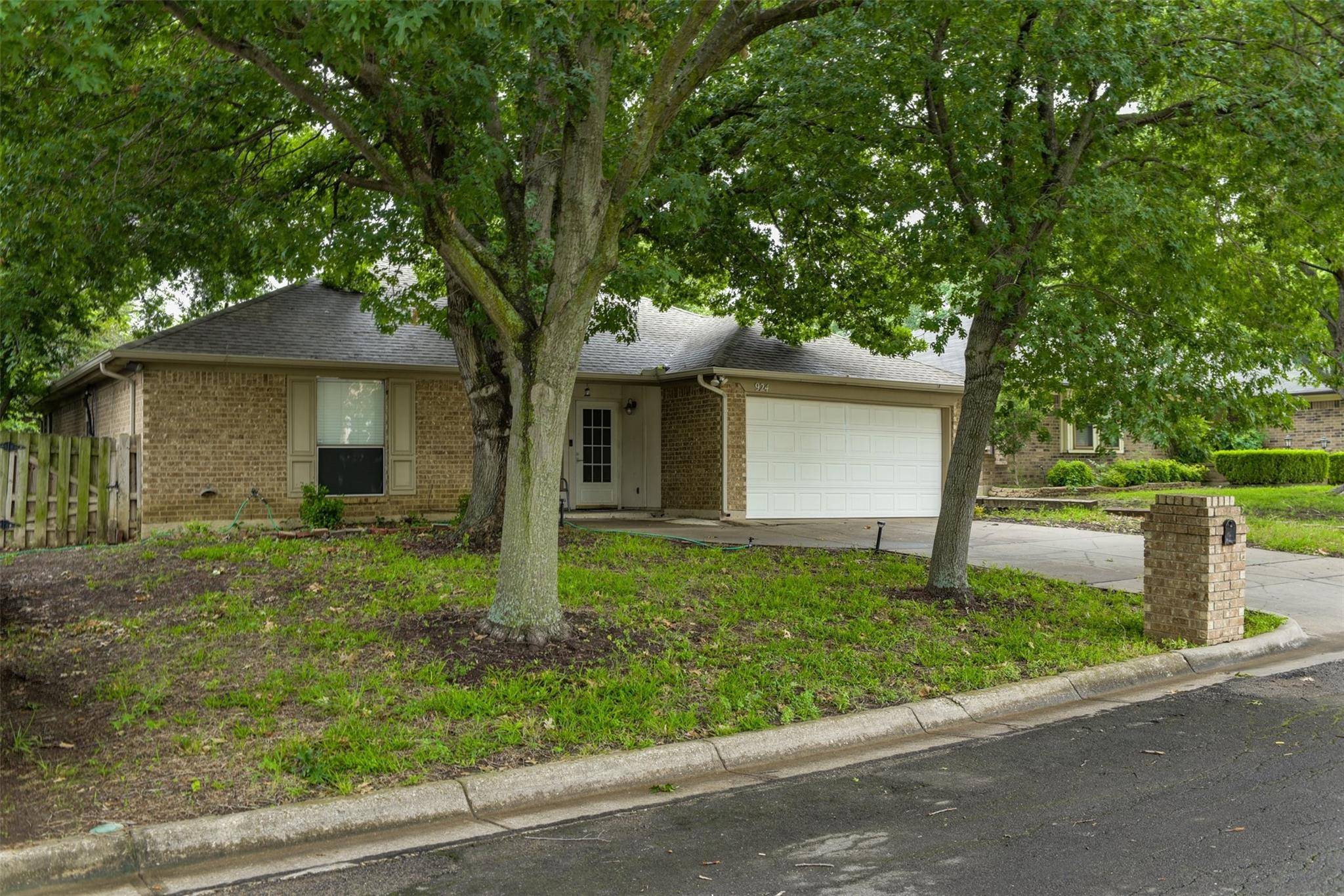 Arlington, TX 76017,924 Thistle Ridge Lane