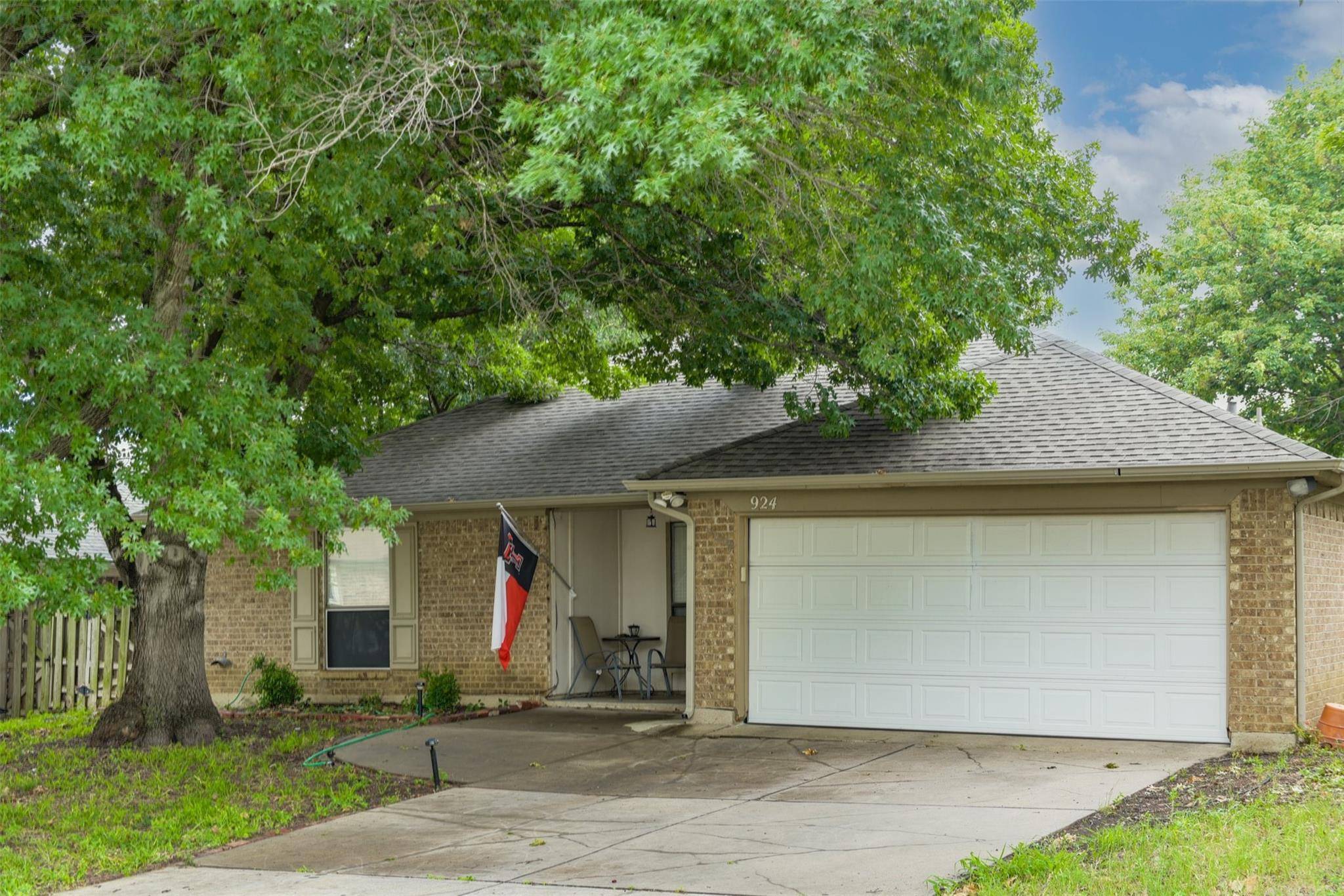 Arlington, TX 76017,924 Thistle Ridge Lane