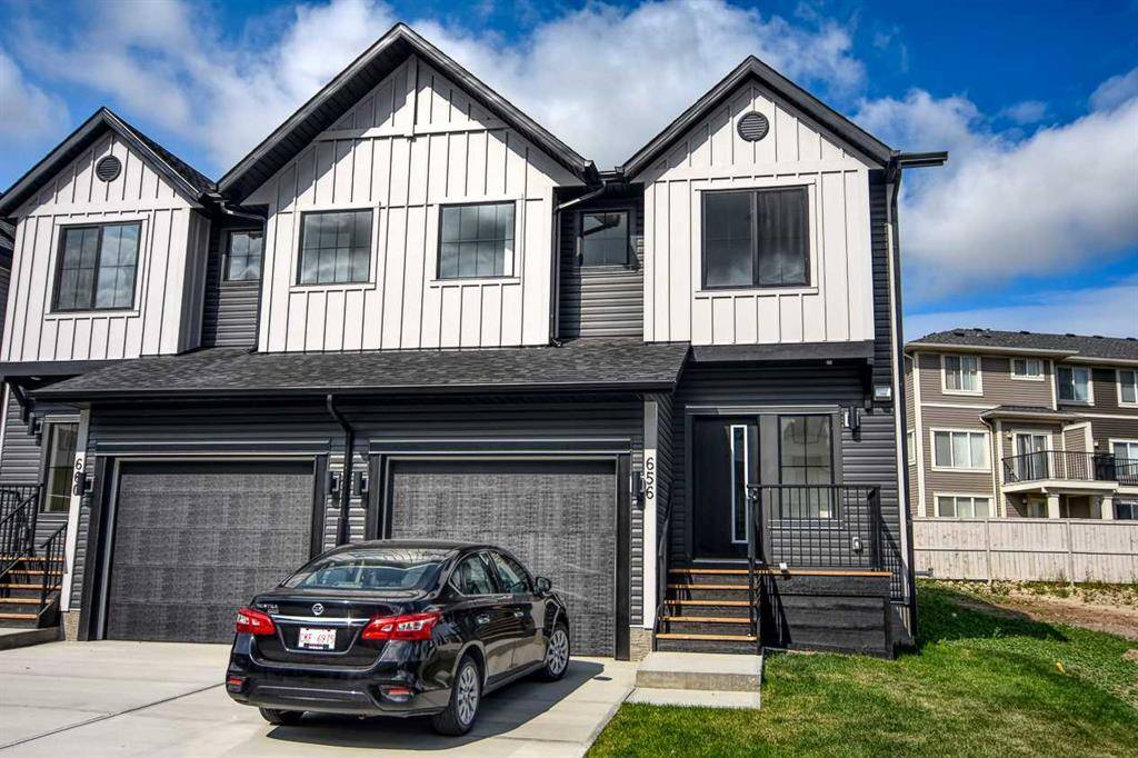 Airdrie, AB T4B 5H7,656 South Point Heath SW