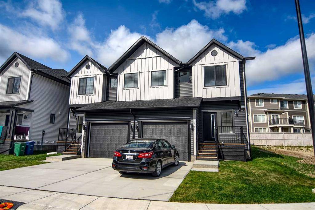 Airdrie, AB T4B 5H7,656 South Point Heath SW