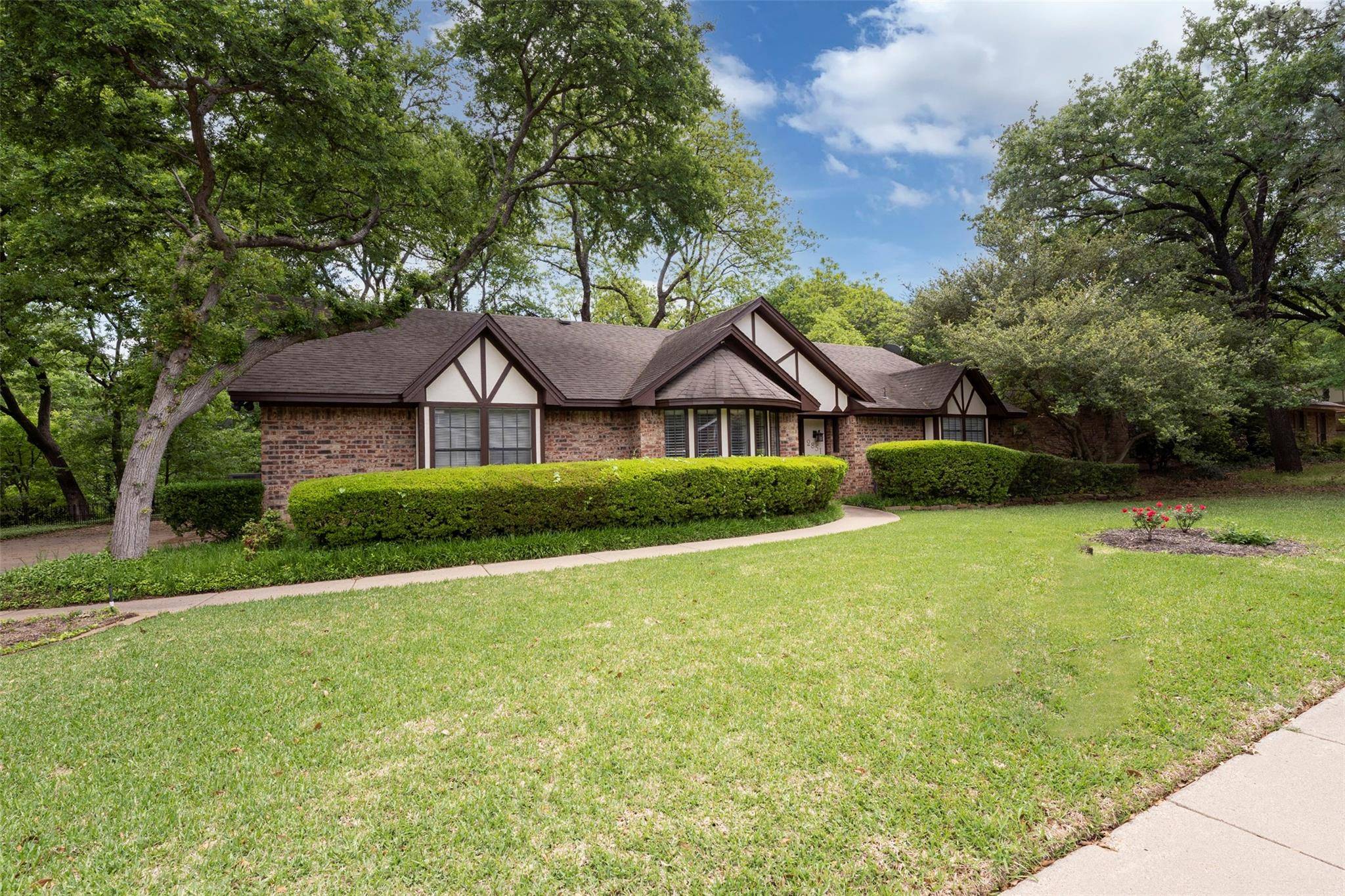 Grapevine, TX 76051,2851 Creekwood Drive